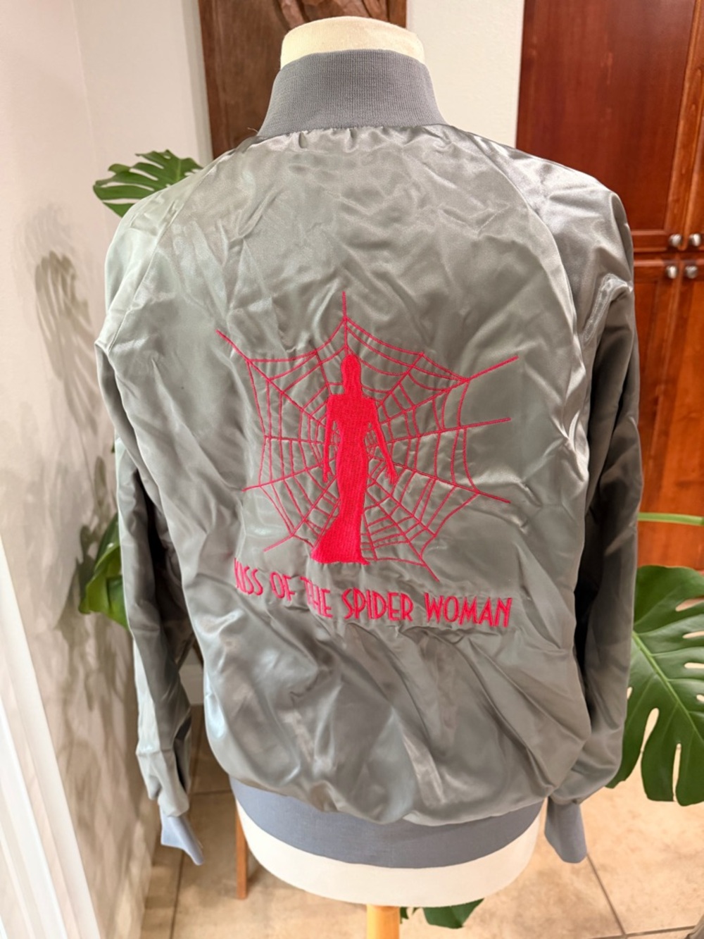 Vintage 1985 Kiss of the Spider Woman Film Crew Satin Jacket Gray Red Rare